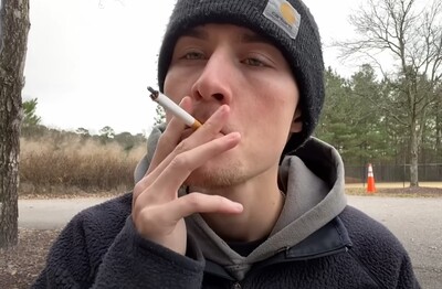 Лечение зависимости от табакокурения в Заречном Мужчина с сигаретой делает затяжку