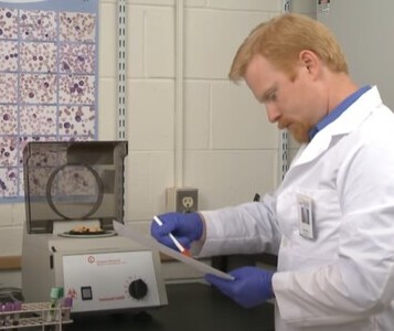 Клиника лечения наркозависимости в Заречном Врач в кабинете клиники