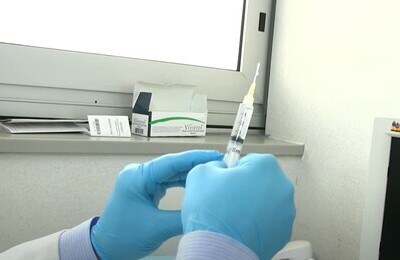 Проведение кодирования Вивитролом в Заречном Шприц с Вивитролом в руках у врача